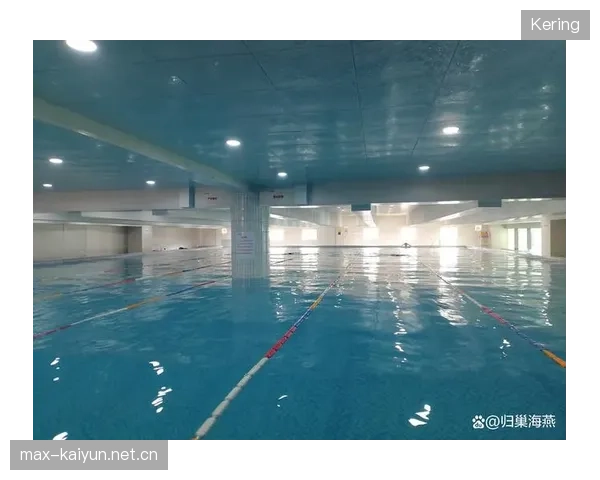 游泳选手在中程项目中专注抓节奏点
